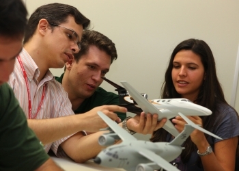 Embraer abre programa para engenheiros, que permite criar o próprio avião